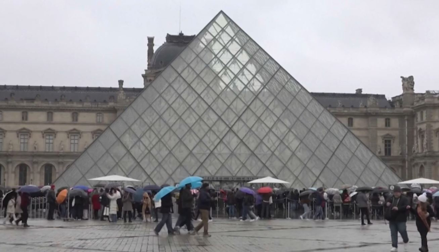 Лувр мұражайына билет сатқан алаяқтар ұсталды
