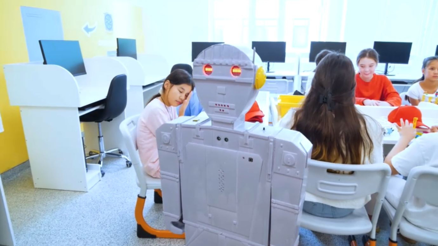 Робот-ассистент помогает детям в столичной школе №109