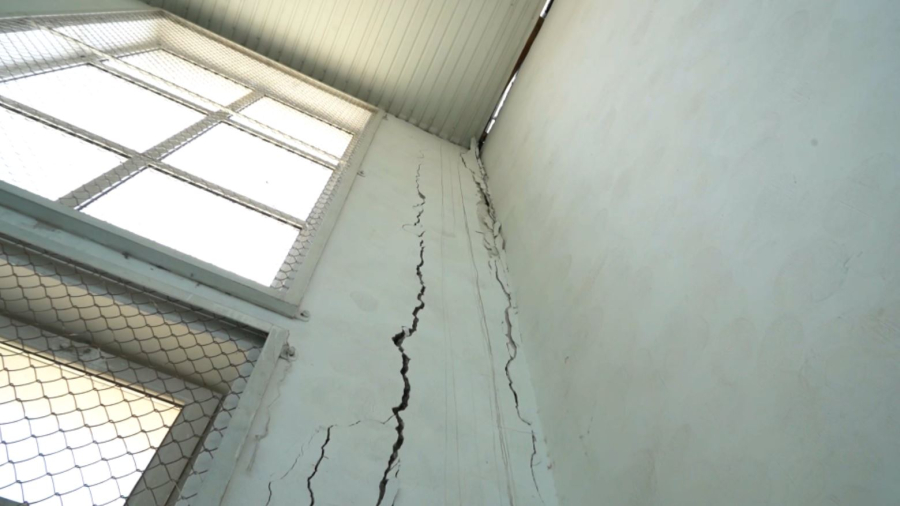 Шымкентте сегіз жыл бұрын салынған мектептің сапасы сыр берді