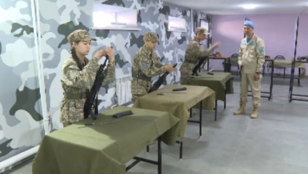 Школьники и студенты изучают основы военного дела