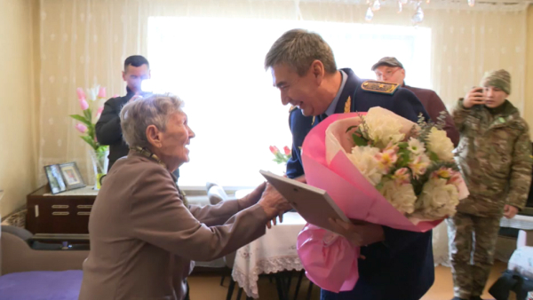 Алматылық әскерилер ардагер әжелерді құттықтады