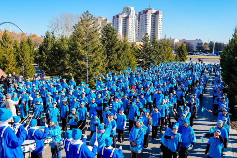 Более 1500 школьников исполнили песню ко Дню Республики