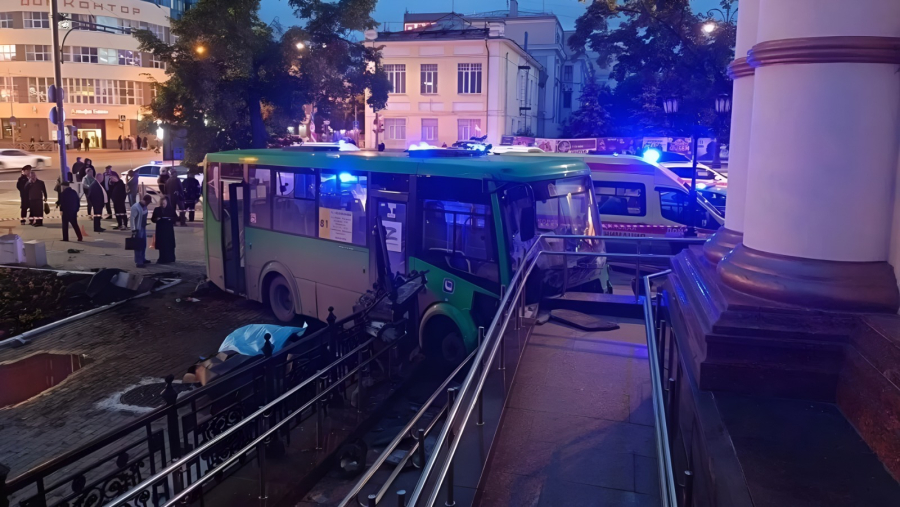 Автобус влетел в толпу у храма: четыре человека погибли, среди них ребёнок