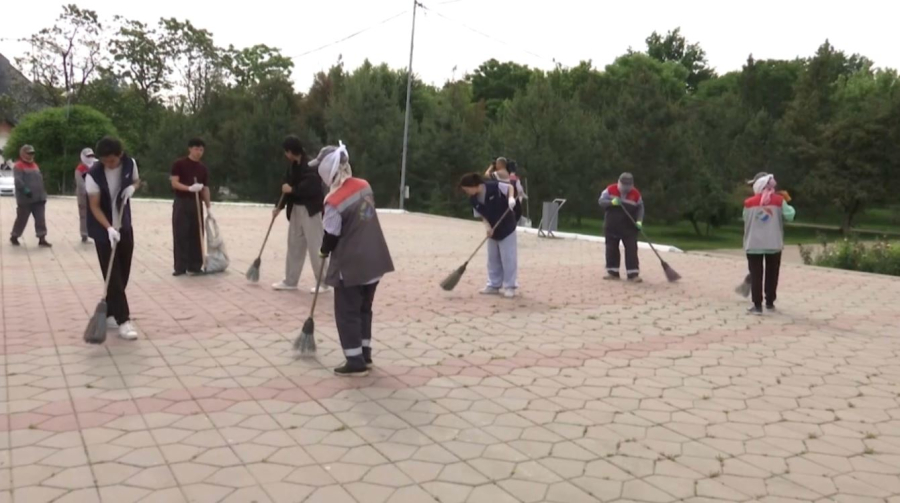 Шымкентте ескерткіштердің айналасы тазартылды