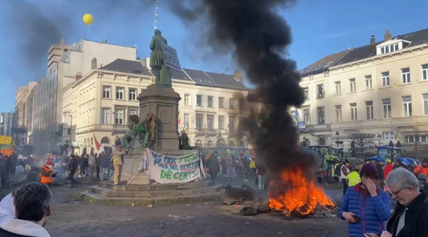 В центре Брюсселя фермеры жгут покрышки и сено