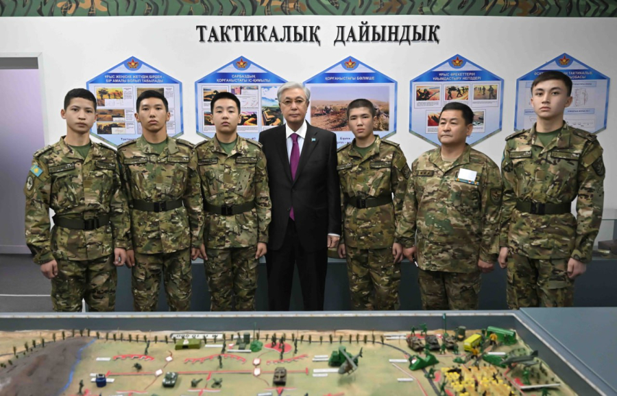 Глава государства посетил специализированную военную школу-интернат в Таразе