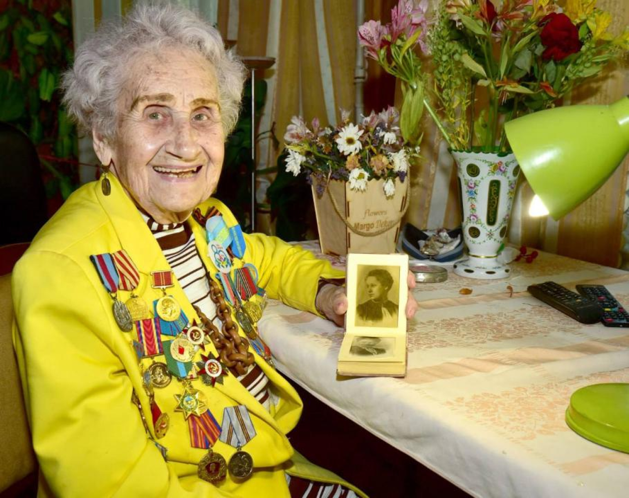 Дань уважения ветерану: КазНУ поздравил  Тамару Максимову с Днем Победы