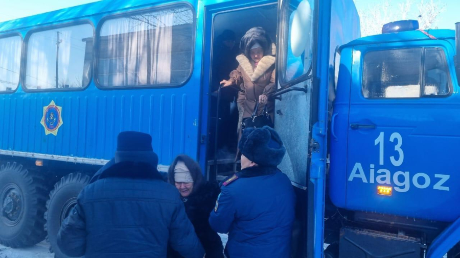 Более 200 человек эвакуировано за выходные в Казахстане