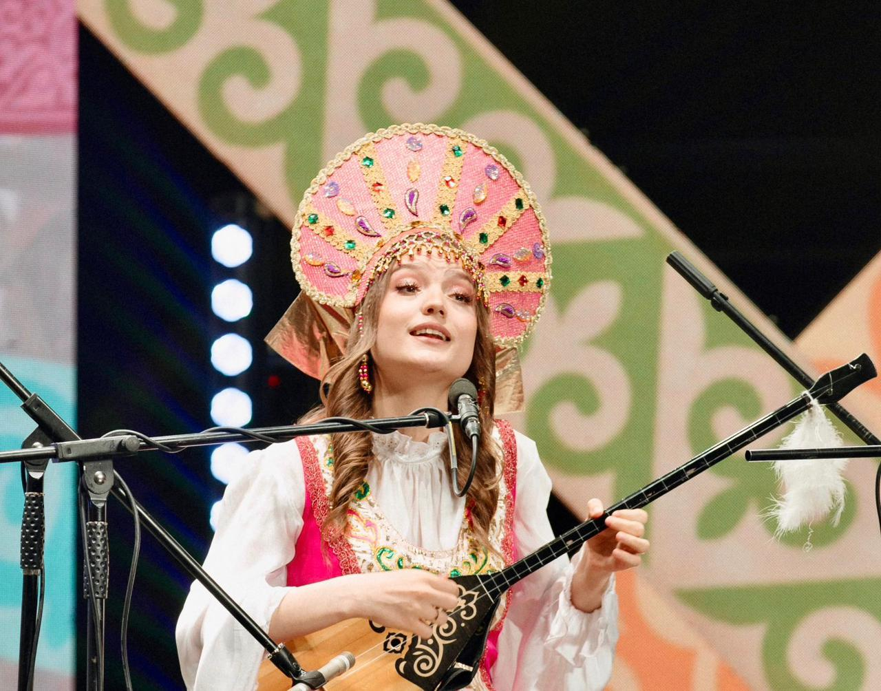 Ирина Новицкая - ақындар айтысының жеңімпазы