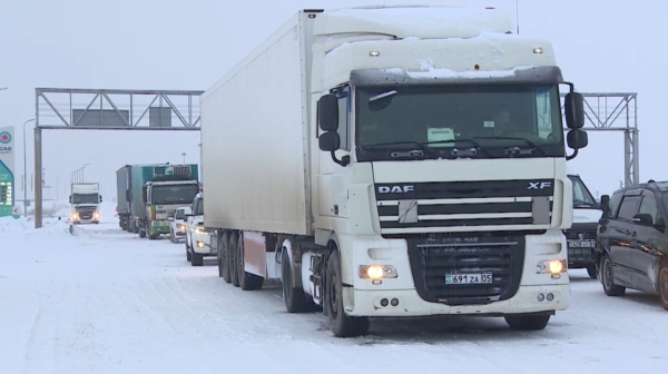 В шести областях страны из-за непогоды ограничили движение транспорта