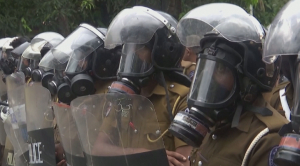 Протестующих в Коломбо разогнали водомётами