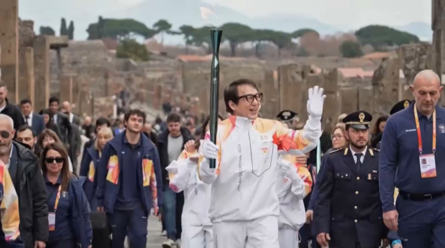 Джеки Чан Италияда олимпиада алауын алып жүрді