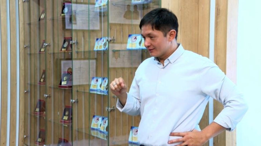 Учителю из Актобе вручили медаль «Ерен еңбегі үшін»