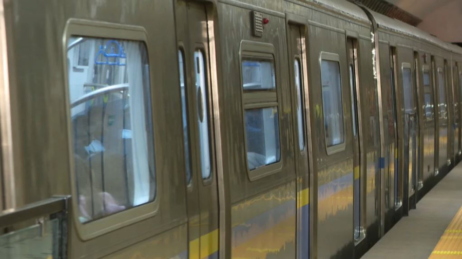 Раздвижные двери установят на платформах метро Алматы