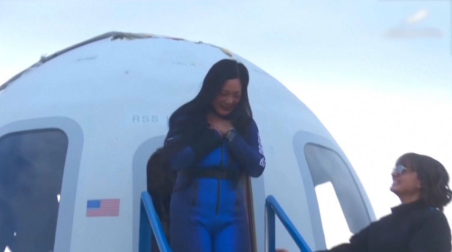 Кэти Перри мінген ғарыш кемесі орбита маңына ұшып қайтты