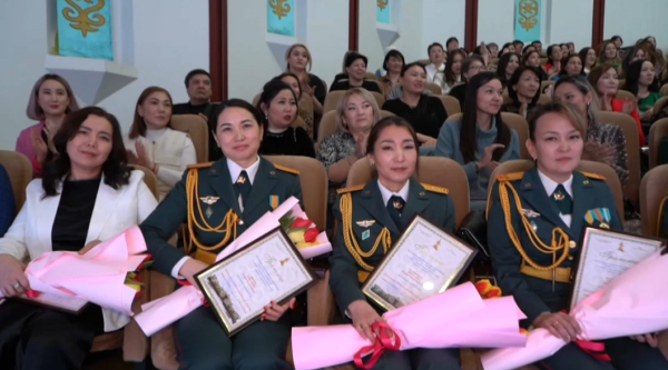 Қарулы күштер қатарындағы әйелдер мемлекеттік наградалармен марапатталды