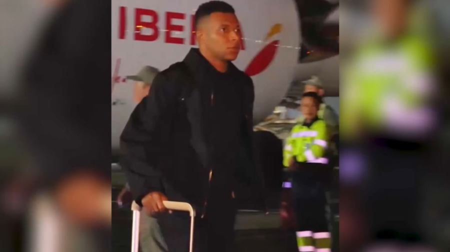 Казахстанцы встретили испанских футболистов