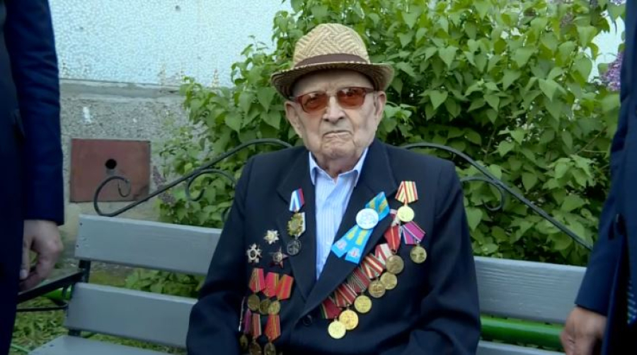 Единственного ветерана войны поздравили в Актюбинской области