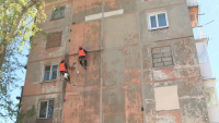 Фасады многоэтажек обновляют в Усть-Каменогорске
