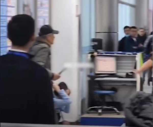 Вооруженный ножом мужчина напал на сотрудников аэропорта Алматы