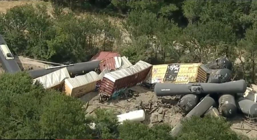 Поезд с опасным грузом сошел с рельсов в Техасе