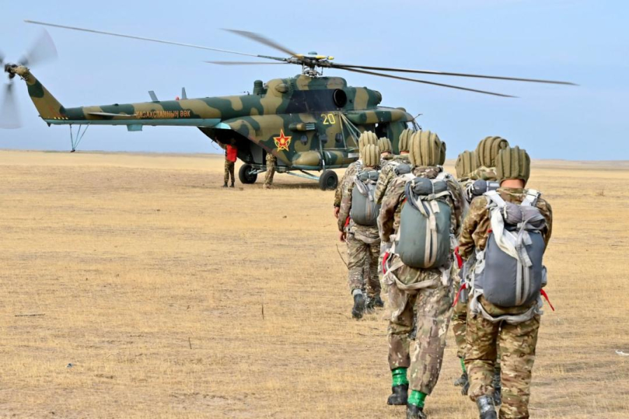 150 солдат-десантников совершили прыжки с парашютом в Конаевском гарнизоне