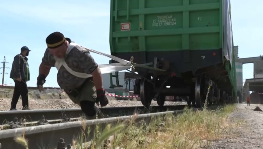 Силач из Шымкента передвинул 5 вагонов и установил рекорд