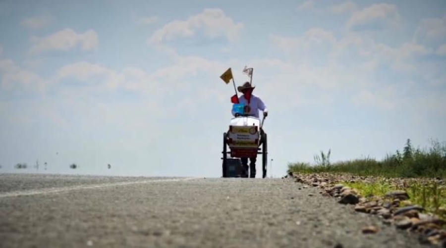 Пенсионер из Ұлытау преодолел 15 тысяч километров пешком