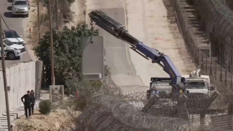 Израиль продолжает возводить стену на границе с Сирией