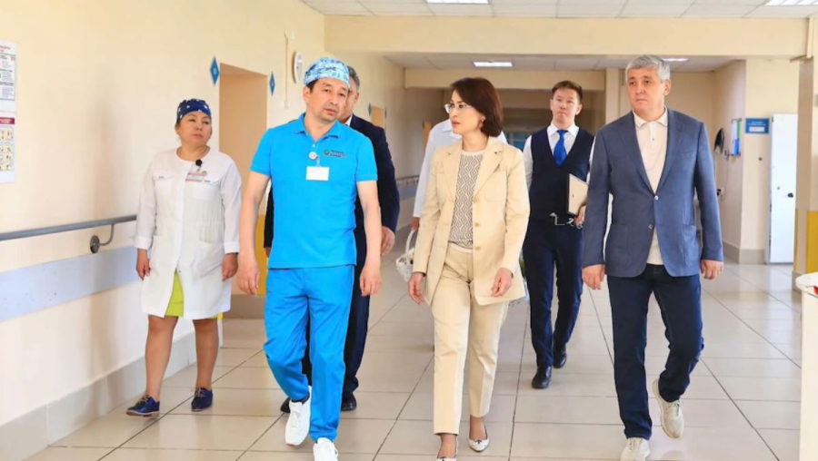 Ақмарал Әлназарова Қарағандыдағы шабуылдан зардап шеккен дәрігерлерге барды