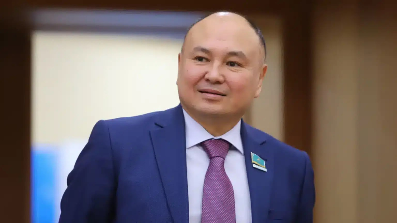 Ерлан Сайыр амандасу әдебін мектептегі тәрбие жұмысына енгізуді ұсынды