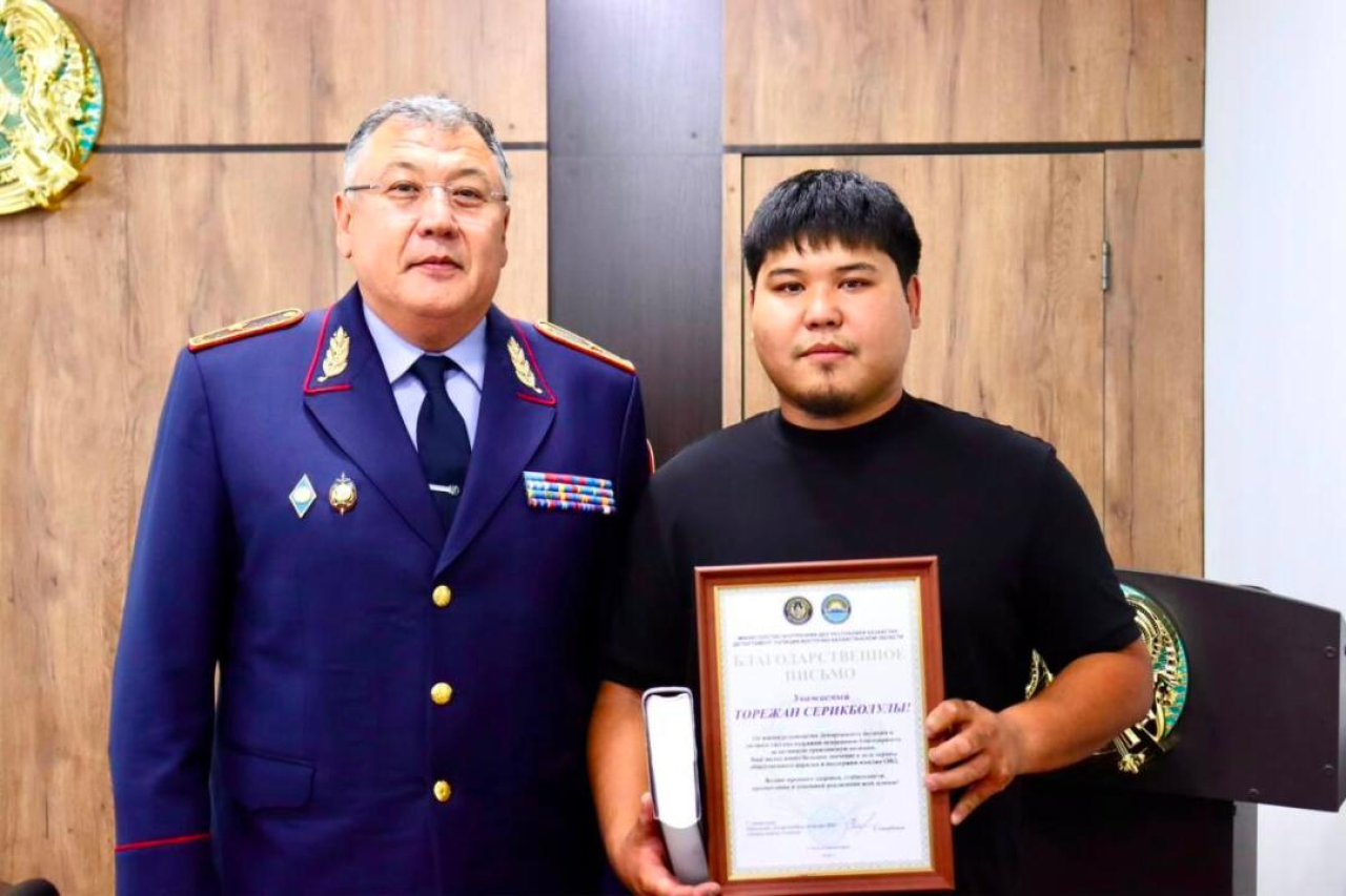 Таксист из Усть-Каменогорска спас пенсионерку от потери 1,5 млн тенге