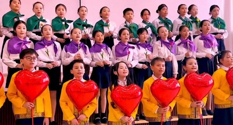 Елордалық мектеп оқушылары аналарын мерекемен құттықтады