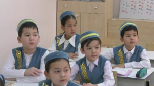 Ученики в Актау сменили школьную форму на национальную одежду