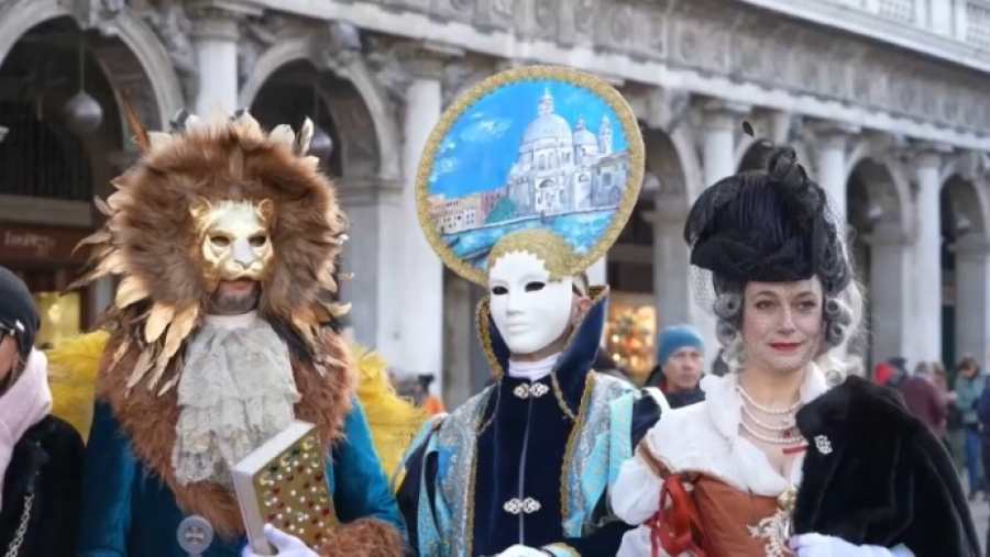 В Венеции стартовал ежегодный карнавал