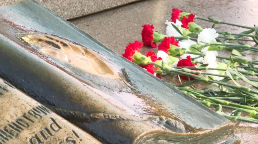 Цветы возложили к Монументу Независимости в Алматы