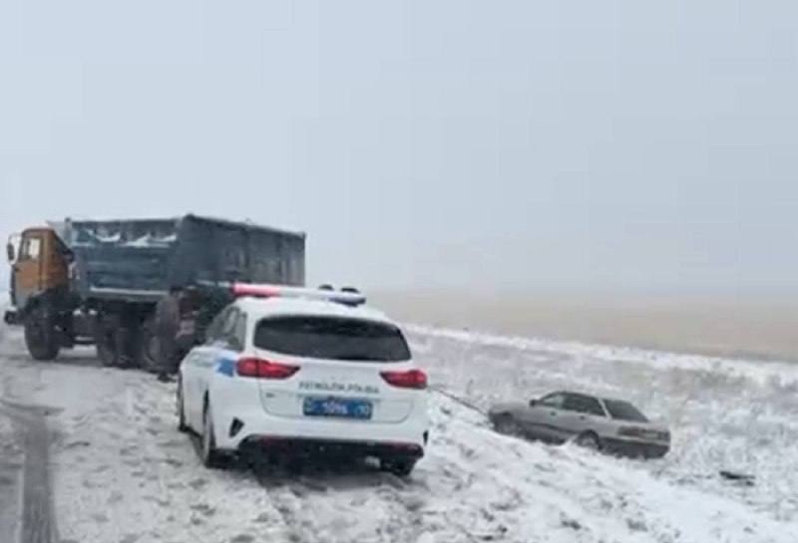 Девять машин вытащили из кювета в Костанайской области