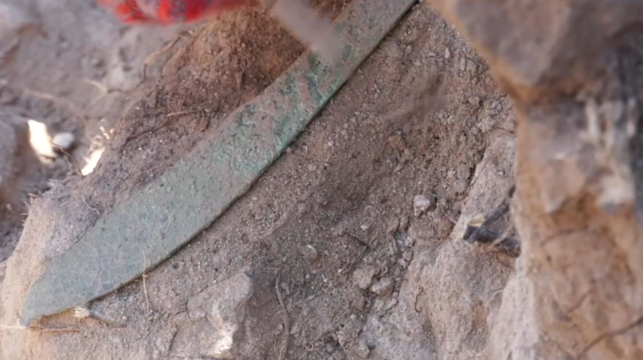 Археологи нашли древние ножи саков в Павлодарской области