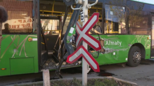 Столкновение тепловоза с автобусом в Алматы: пострадали 7 человек