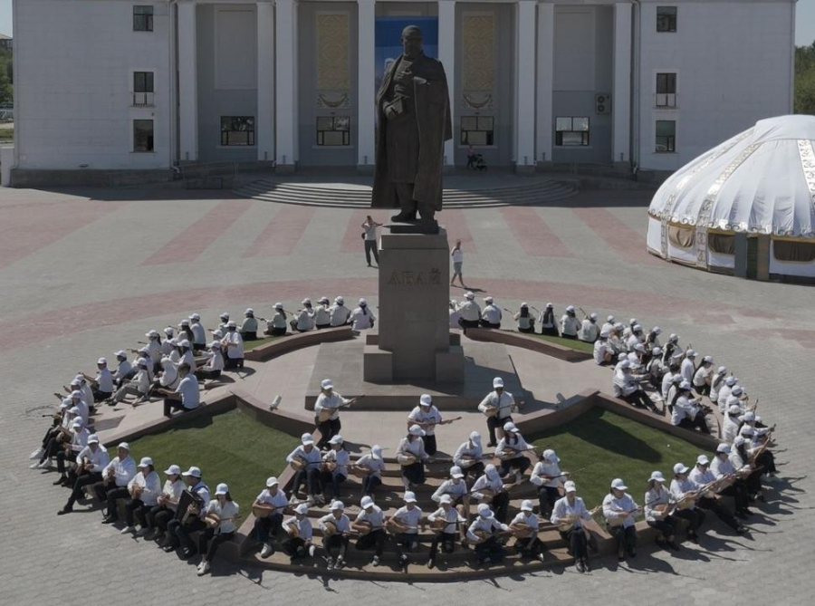 180 домбристов исполнили кюй в честь 180-летия Абая Кунанбаева