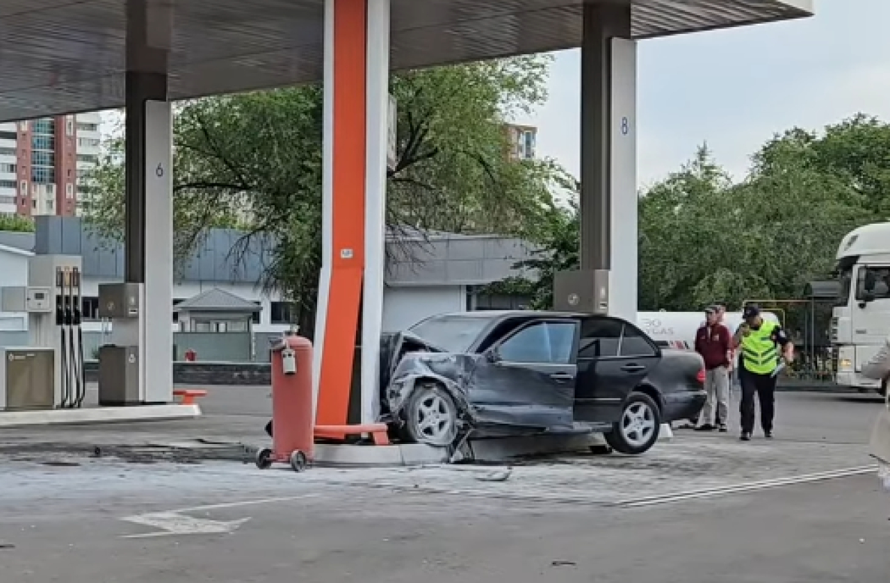 Авто врезалось в бензоколонку АЗС в Алматы
