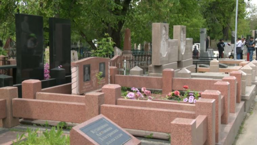 Территорию центрального кладбища очистили в Алматы