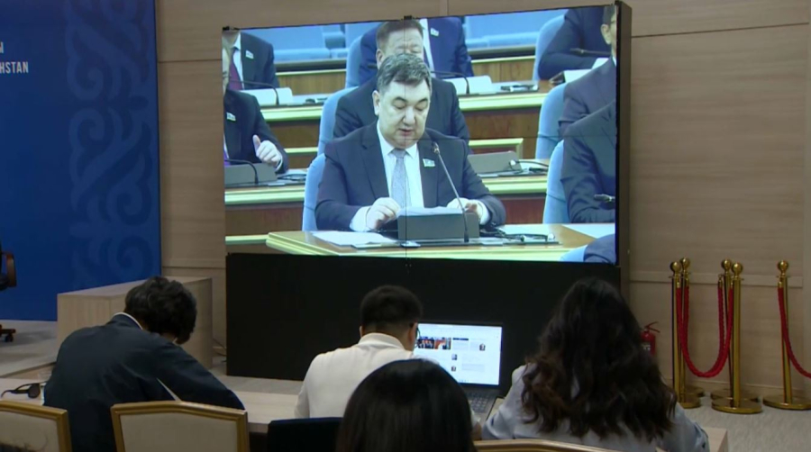 Парламент «Президент туралы» Конституциялық заң жобасын қарады. LIVE