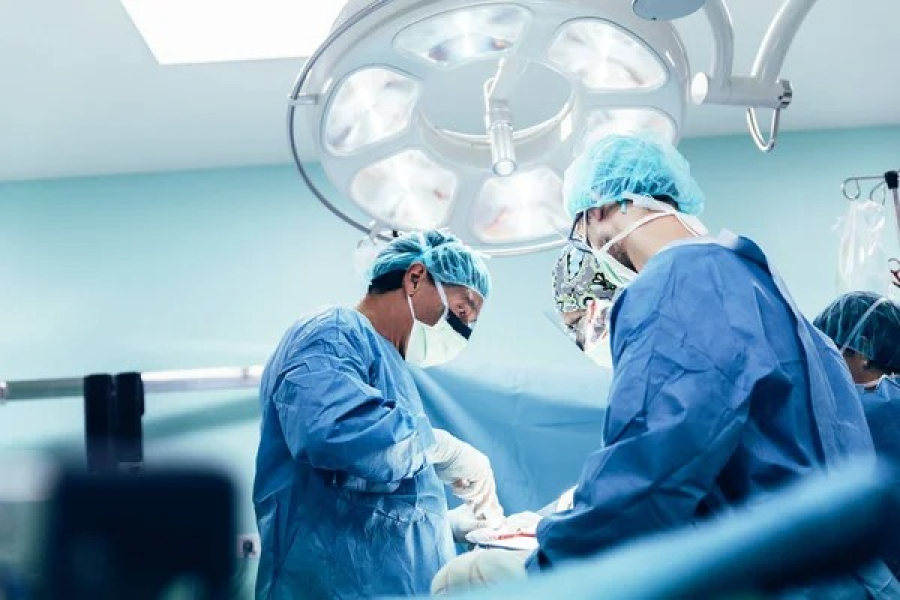 На грани невозможного: врачи Семея избавили пациента от 6 кг опухоли