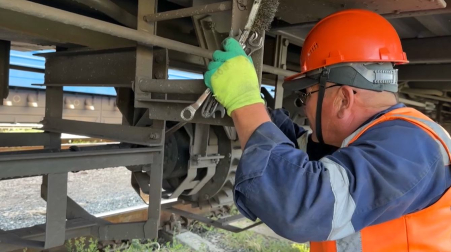 Как мангистауские мастера обеспечивают безопасность движения поездов