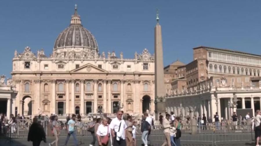 В Сикстинской капелле установили дымоход для выборов нового Папы Римского