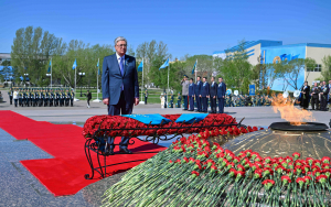 Президент возложил цветы к монументу «Отан Ана»