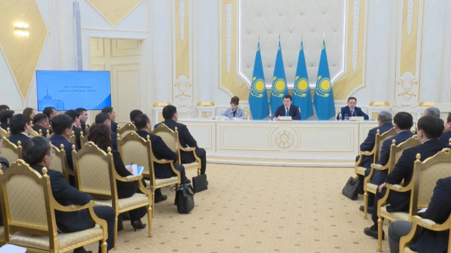 Госсоветник провёл очередное республиканское совещание по вопросам внутренней политики