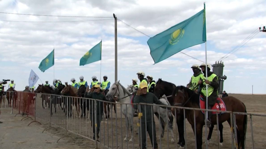 90 наездников участвуют в конном марафоне «Ұлы дала жорығы»