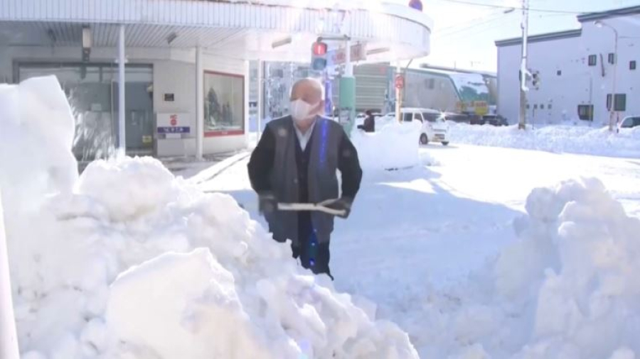 Мощный снегопад накрыл север Японии